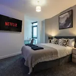 2br Flat - Sleeps 8 - Balcony With View * Leeds (West Yorkshire)