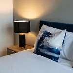 2br Flat - Sleeps 8 - Balcony With View * Leeds (West Yorkshire)