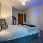 2br Flat - Sleeps 8 - Balcony With View *