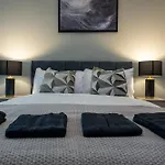 2br Flat - Sleeps 8 - Balcony With View Leeds (West Yorkshire)