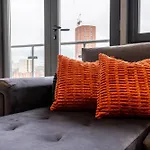 2br Flat - Sleeps 8 - Balcony With View * Leeds (West Yorkshire)