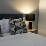 2br Flat - Sleeps 8 - Balcony With View Leeds (West Yorkshire)