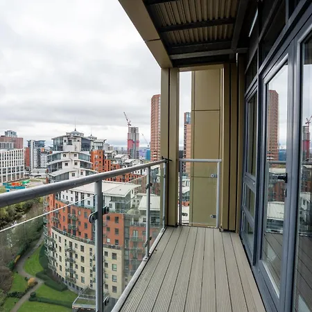 2br Flat - Sleeps 8 - Balcony With View Leeds (West Yorkshire)