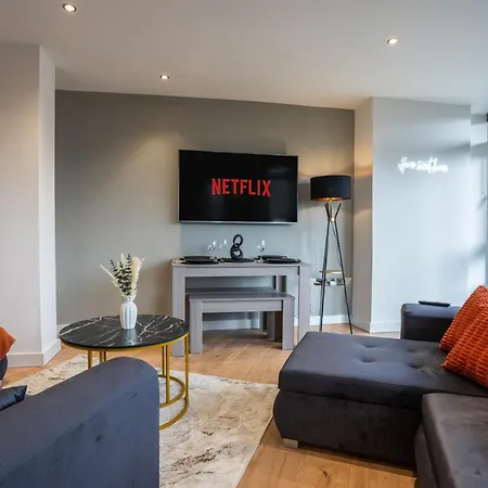 2br Flat - Sleeps 8 - Balcony With View Апартаменти