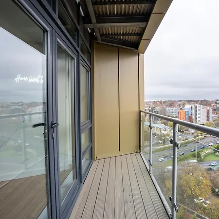 2br Flat - Sleeps 8 - Balcony With View Лідс