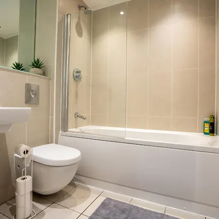 Апартаменти 2br Flat - Sleeps 8 - Balcony With View Лідс