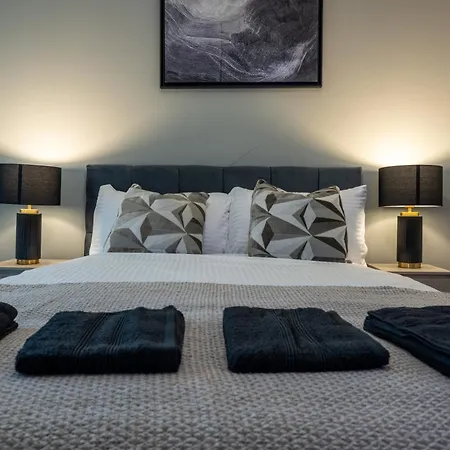2br Flat - Sleeps 8 - Balcony With View Leeds (West Yorkshire)
