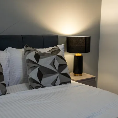 2br Flat - Sleeps 8 - Balcony With View Leeds (West Yorkshire)