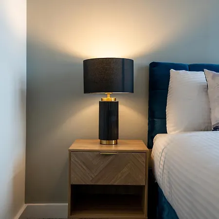 2br Flat - Sleeps 8 - Balcony With View * Leeds (West Yorkshire)