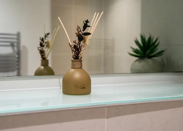 2br Flat - Sleeps 8 - Balcony With View * Лідс