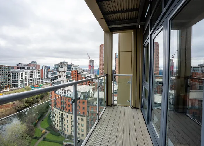 2br Flat - Sleeps 8 - Balcony With View Лідс