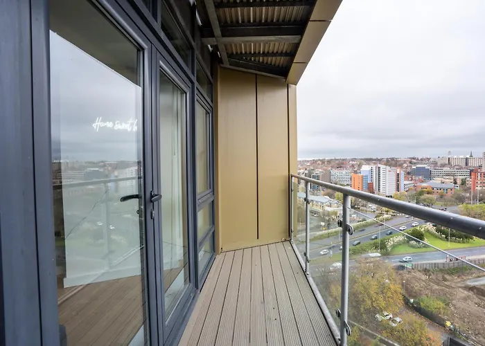 2br Flat - Sleeps 8 - Balcony With View Leeds (West Yorkshire)