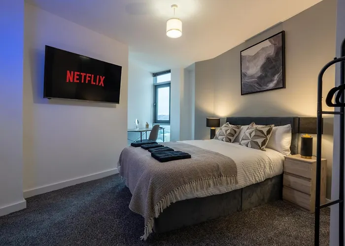 2br Flat - Sleeps 8 - Balcony With View * Leeds (West Yorkshire)