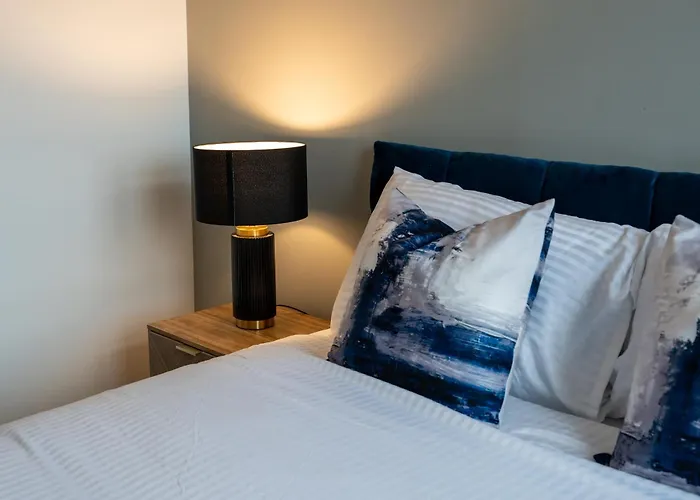 2br Flat - Sleeps 8 - Balcony With View * Leeds (West Yorkshire)