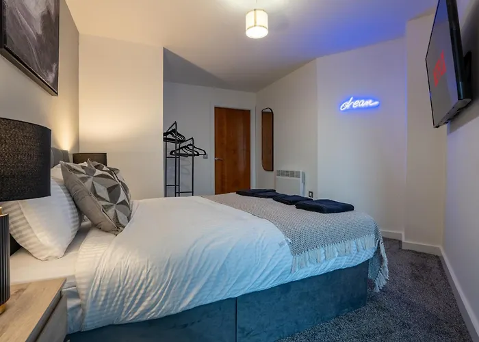 2br Flat - Sleeps 8 - Balcony With View *