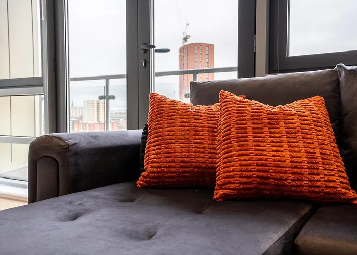 2br Flat - Sleeps 8 - Balcony With View * Leeds (West Yorkshire)