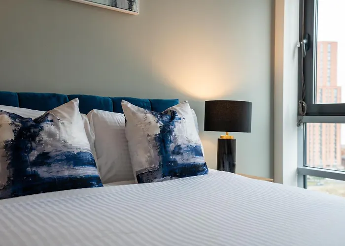 2br Flat - Sleeps 8 - Balcony With View *