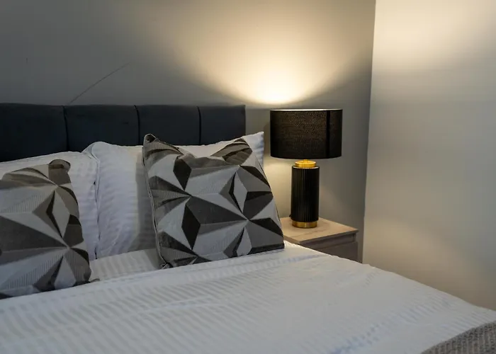 2br Flat - Sleeps 8 - Balcony With View Leeds (West Yorkshire)