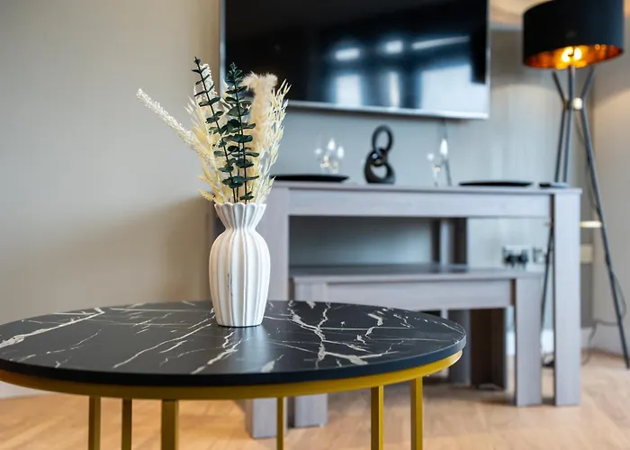 2br Flat - Sleeps 8 - Balcony With View Leeds (West Yorkshire)