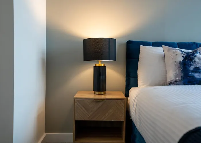 2br Flat - Sleeps 8 - Balcony With View * Leeds (West Yorkshire)