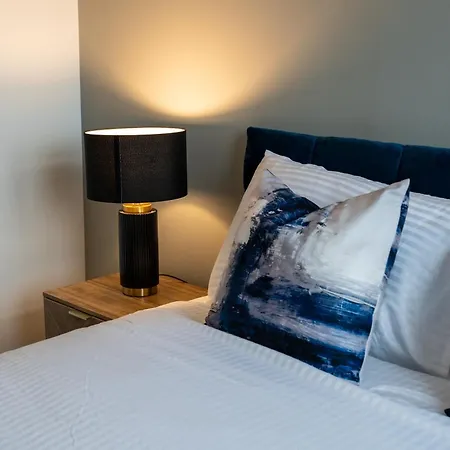 2br Flat - Sleeps 8 - Balcony With View * Leeds (West Yorkshire)