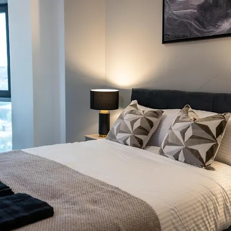 公寓 2br Flat - Sleeps 8 - Balcony With View 利兹