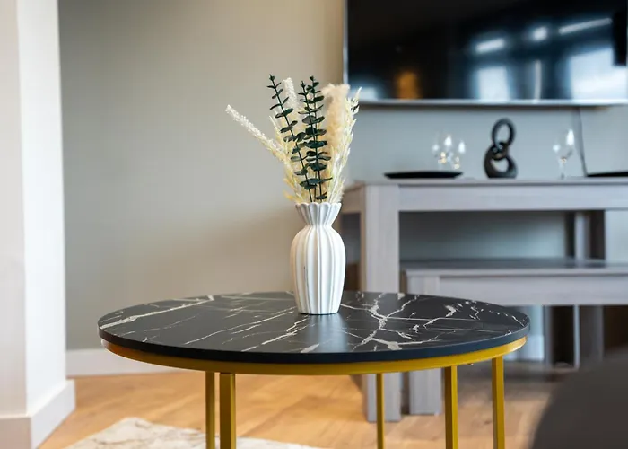 2br Flat - Sleeps 8 - Balcony With View 利兹